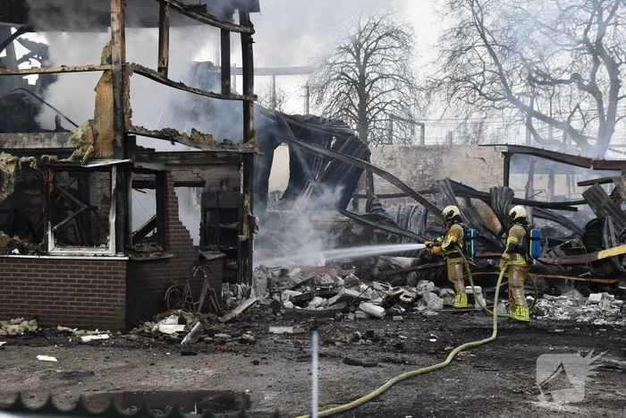 Bedrijfspanden verwoest door brand, overslag naar vuurwerkopslag voorkomen