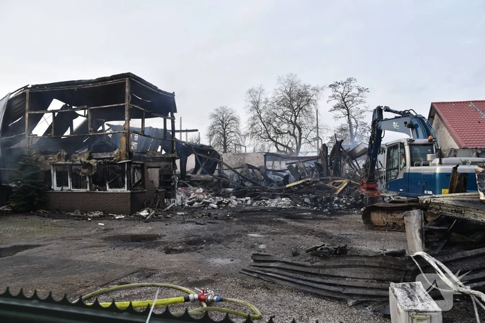 Bedrijfspanden verwoest door brand, overslag naar vuurwerkopslag voorkomen