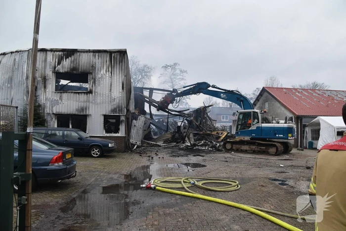 Bedrijfspanden verwoest door brand, overslag naar vuurwerkopslag voorkomen