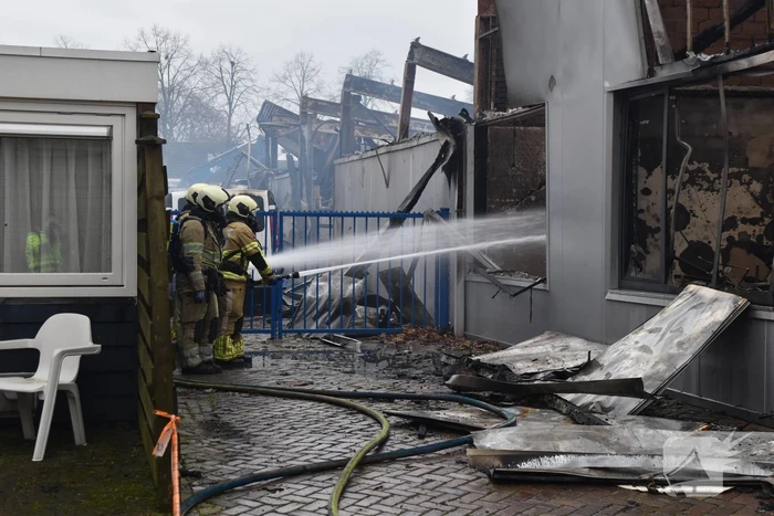 Bedrijfspanden verwoest door brand, overslag naar vuurwerkopslag voorkomen