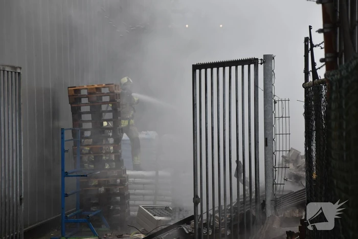 Bedrijfspanden verwoest door brand, overslag naar vuurwerkopslag voorkomen