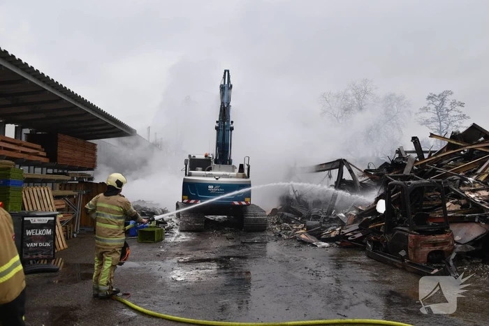 Bedrijfspanden verwoest door brand, overslag naar vuurwerkopslag voorkomen
