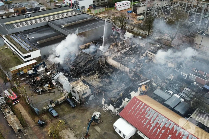 Bedrijfspanden verwoest door brand, overslag naar vuurwerkopslag voorkomen