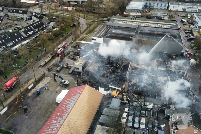 Bedrijfspanden verwoest door brand, overslag naar vuurwerkopslag voorkomen