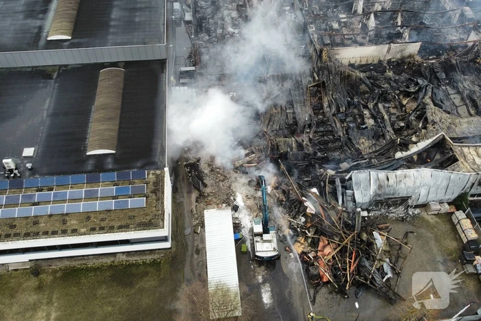Bedrijfspanden verwoest door brand, overslag naar vuurwerkopslag voorkomen
