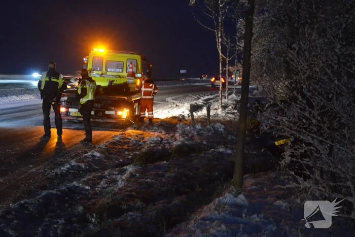 Automobilist op zijn kop in greppel