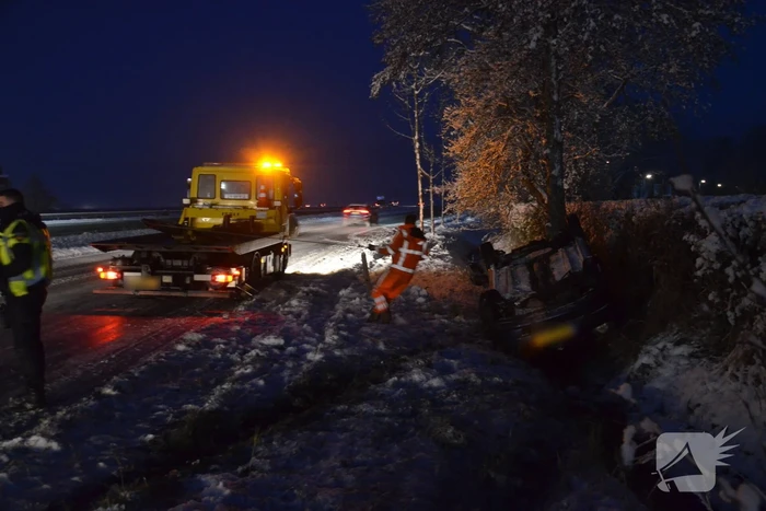 Automobilist op zijn kop in greppel