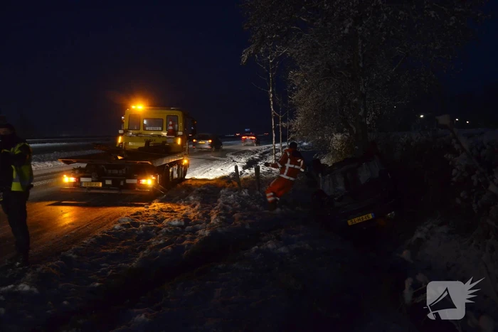 Automobilist op zijn kop in greppel