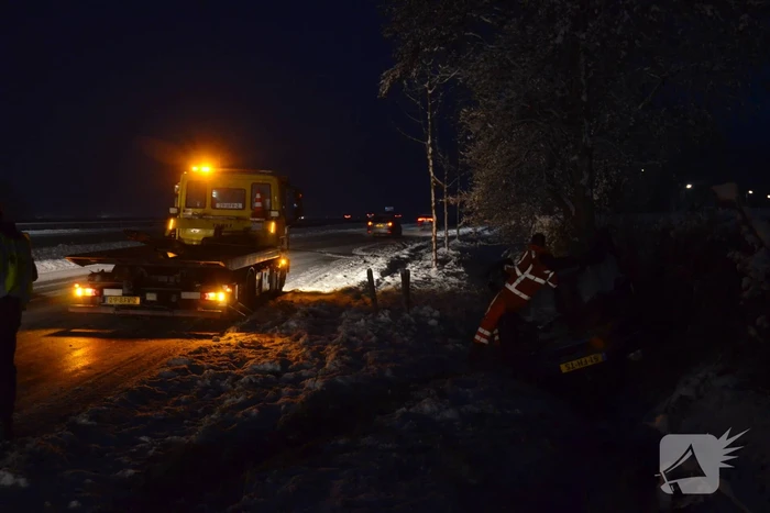Automobilist op zijn kop in greppel