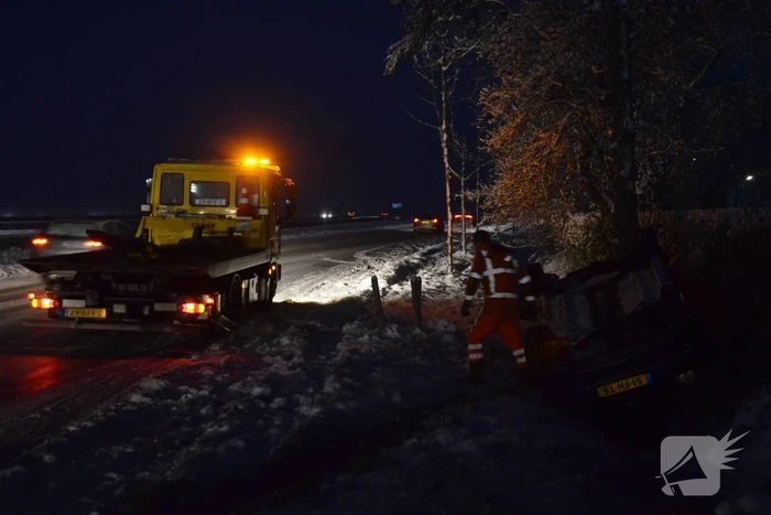 Automobilist op zijn kop in greppel