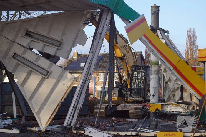 Tankstation wordt gesloopt om plaats te maken voor supermarkt