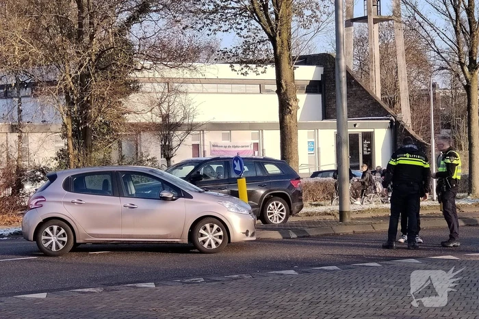 Scholier op fiets geschept door auto