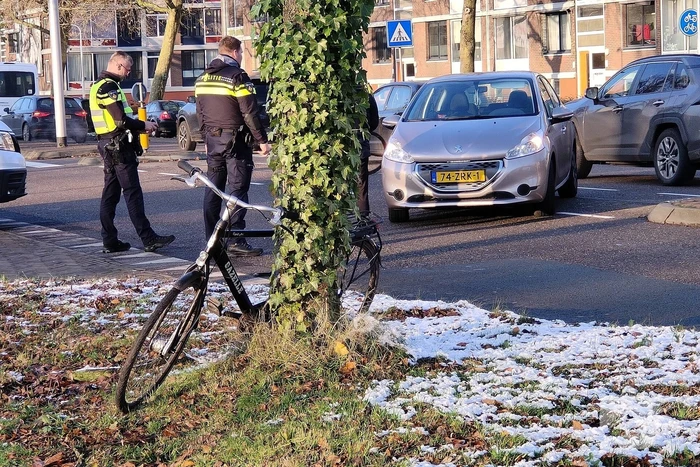 Scholier op fiets geschept door auto