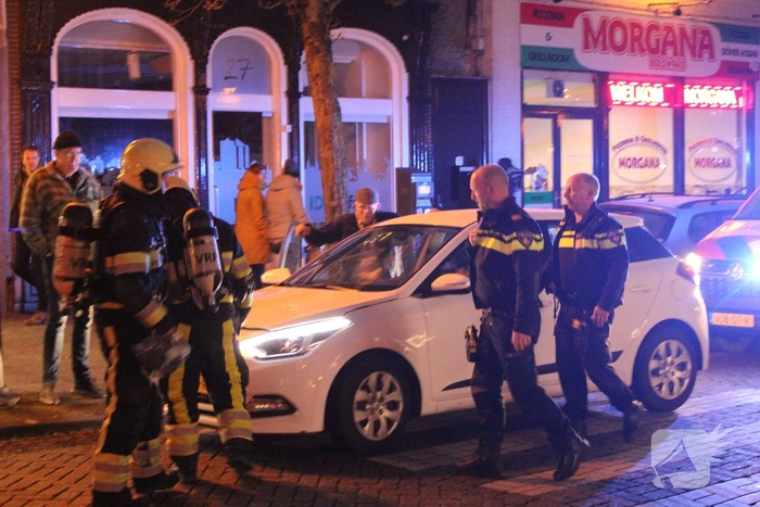 Brandweer controleert auto op brand
