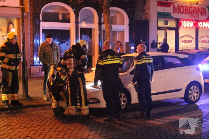 Brandweer controleert auto op brand