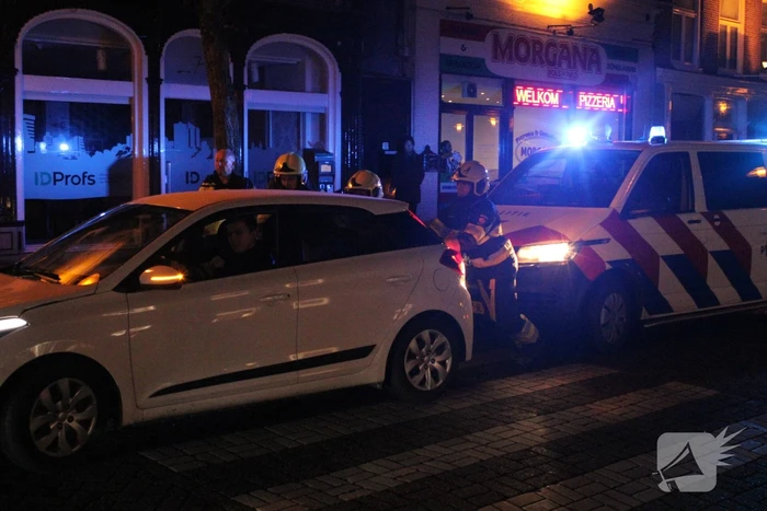 Brandweer controleert auto op brand