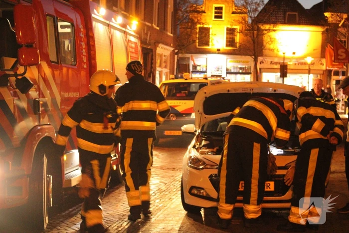 Brandweer controleert auto op brand