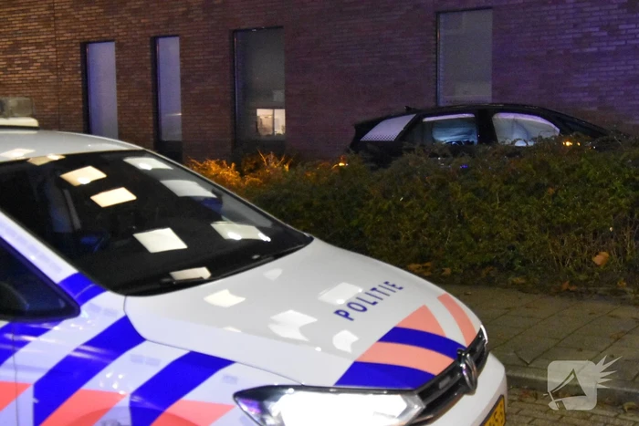 Automobilist eindigt tegen bedrijfspand
