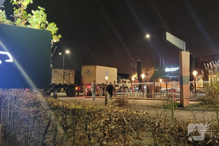 McDrive geblokkeerd door legervoertuigen