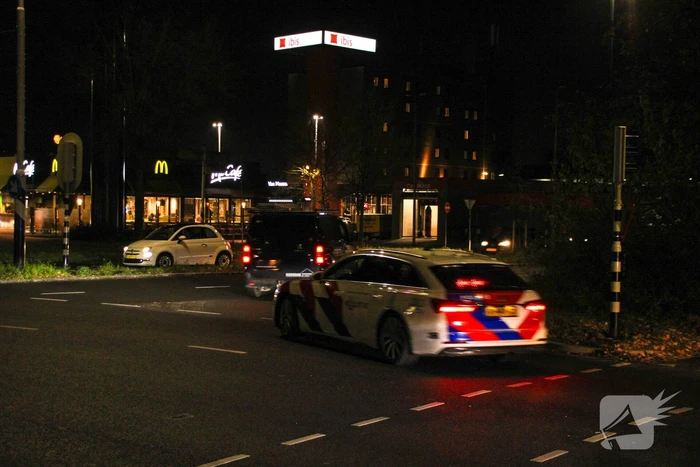 Politie rijdt bestelbus klem, bestuurder aangehouden