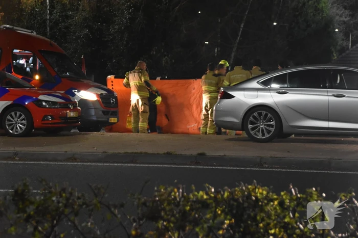 Persoon op dak van woning