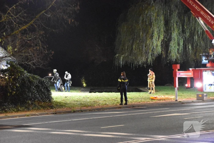 Persoon op dak van woning