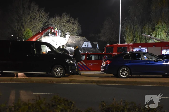 Persoon op dak van woning