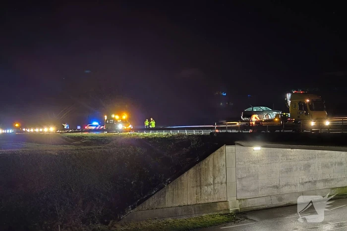 Bestuurder gewond bij botsing tegen vangrail