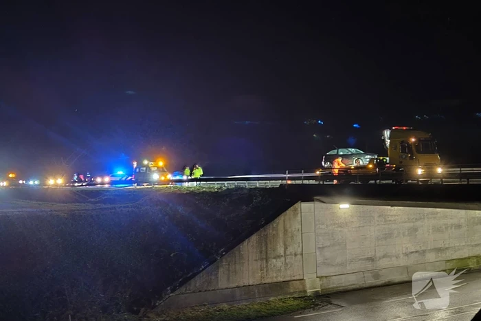 Bestuurder gewond bij botsing tegen vangrail
