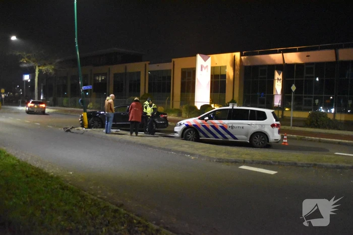 Opnieuw auto tegen lantaarnpaal gecrasht