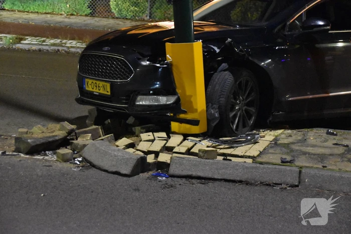 Opnieuw auto tegen lantaarnpaal gecrasht