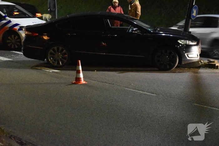 Opnieuw auto tegen lantaarnpaal gecrasht