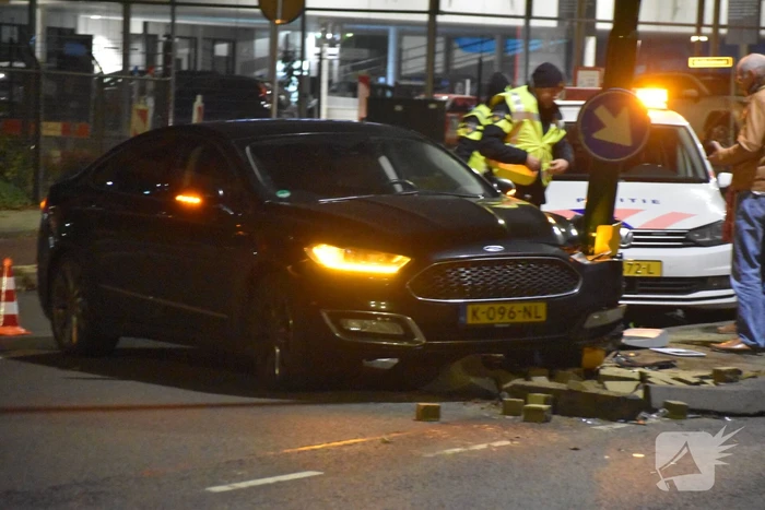 Opnieuw auto tegen lantaarnpaal gecrasht