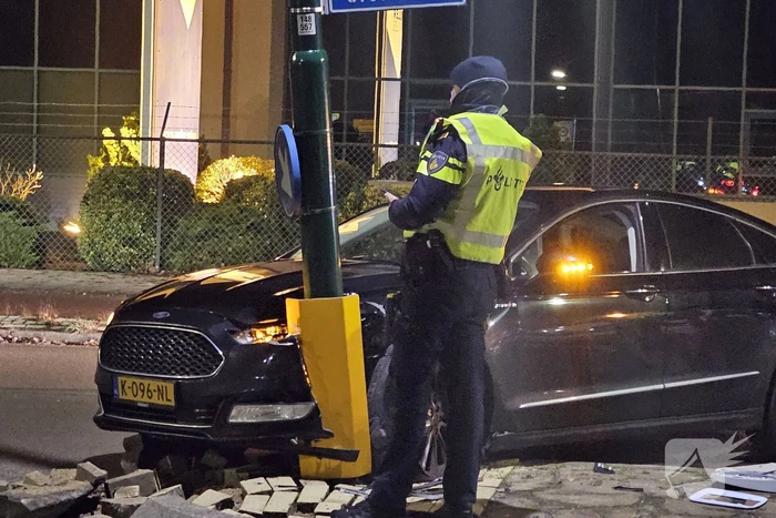 Opnieuw auto tegen lantaarnpaal gecrasht