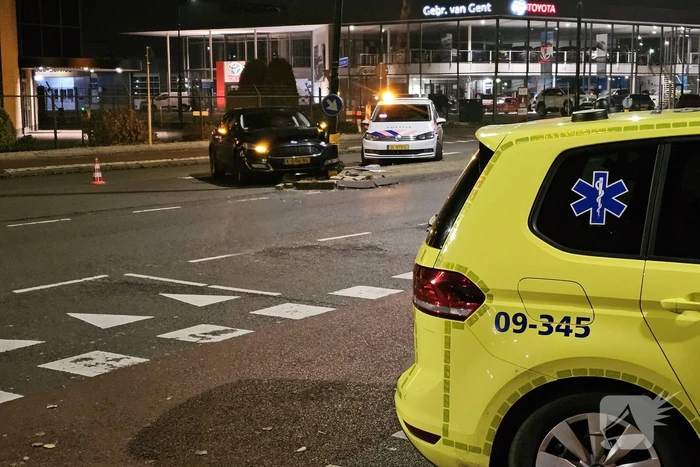 Opnieuw auto tegen lantaarnpaal gecrasht