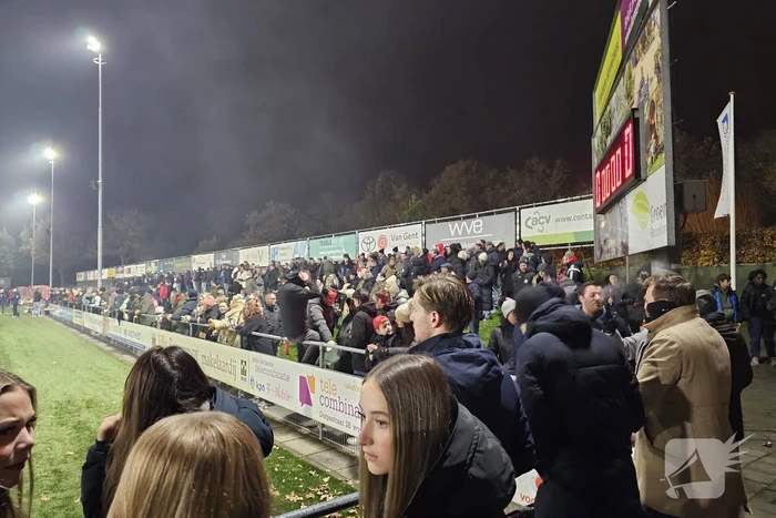 Sfeeractie bij druk bezochte dorpsderby