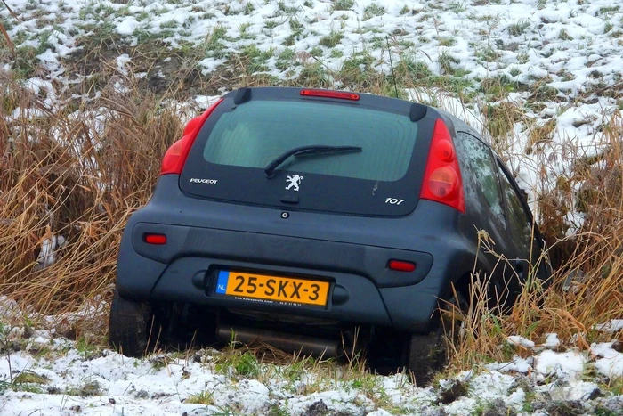 Automobilist belandt in sloot door gladheid