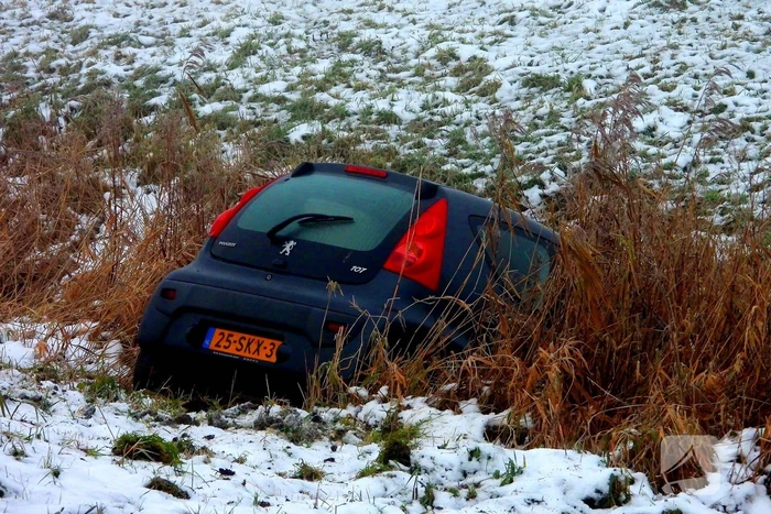 Automobilist belandt in sloot door gladheid