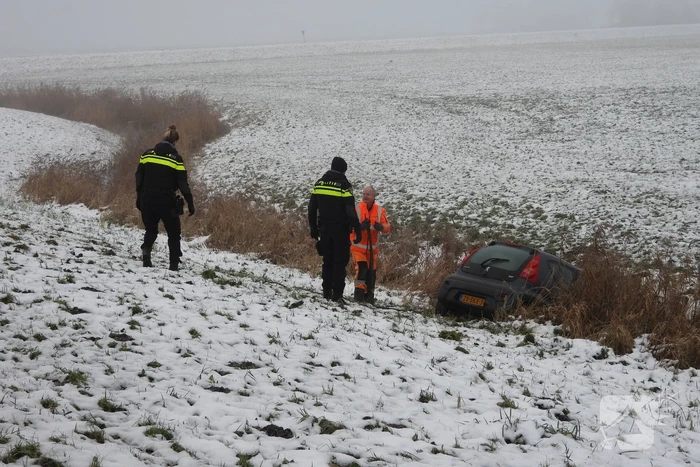 Automobilist belandt in sloot door gladheid