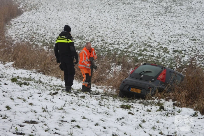 Automobilist belandt in sloot door gladheid