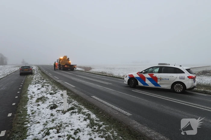 Automobilist belandt in sloot door gladheid