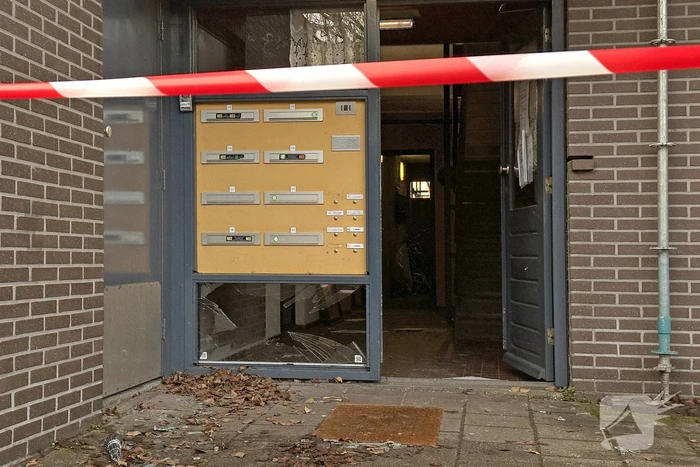 Schade door explosie in portiek