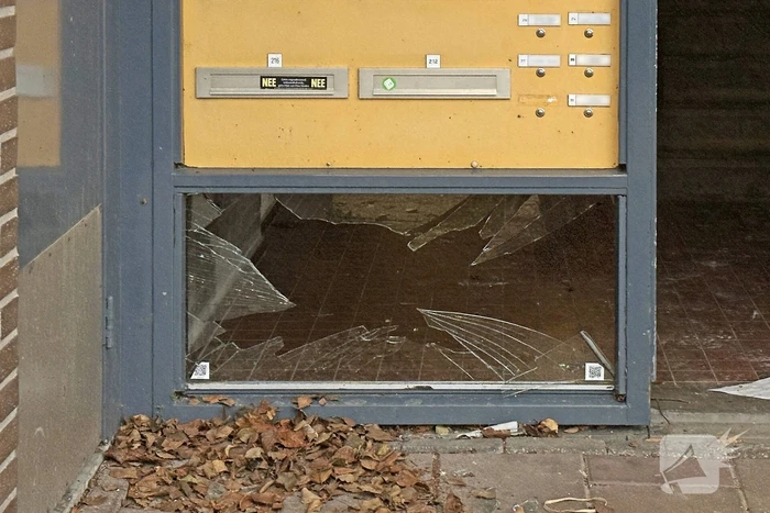 Schade door explosie in portiek