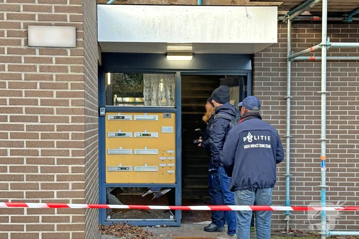 Schade door explosie in portiek