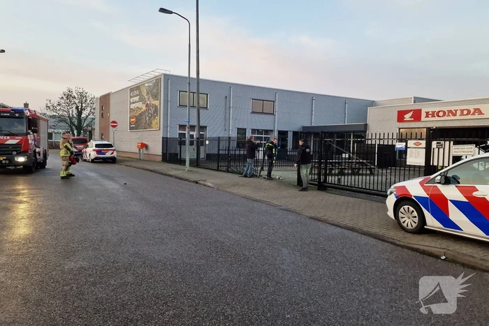 Automobilist rijdt motorzaak binnen
