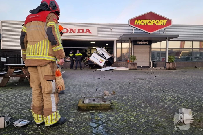 Automobilist rijdt motorzaak binnen