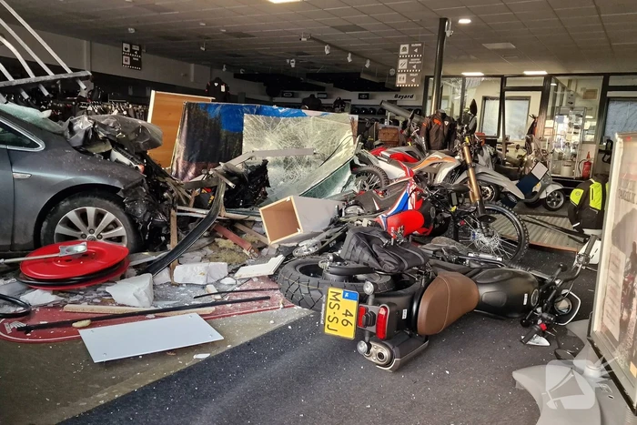 Automobilist rijdt motorzaak binnen