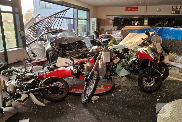 Automobilist rijdt motorzaak binnen