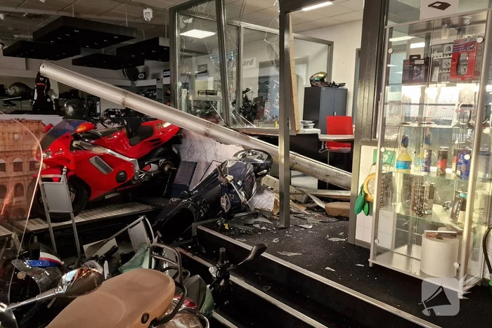 Automobilist rijdt motorzaak binnen