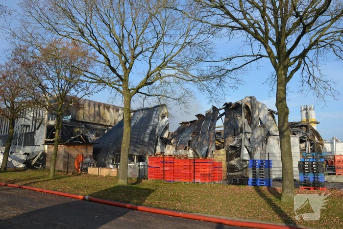 Bedrijfspand verwoest door vlammenzee